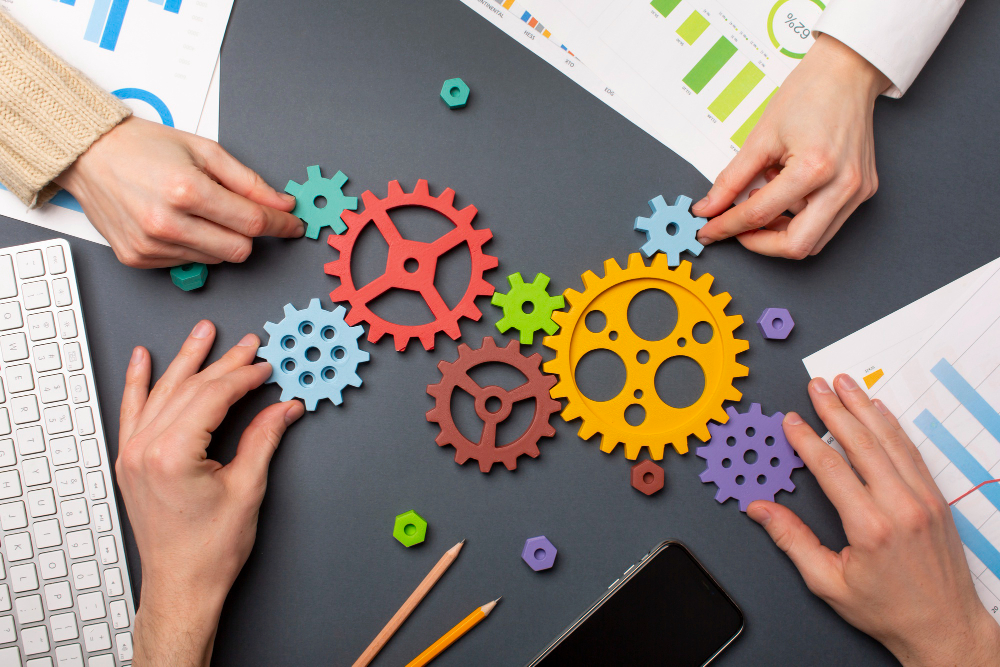 Trabajo en equipo: engranajes que muestran la adaptación al cambio