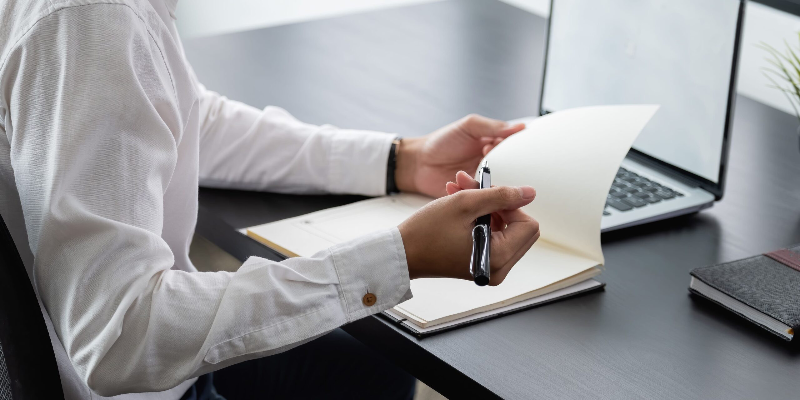 Escribir en un diario emocional para reconocer sentimientos y prevenir el burnout
