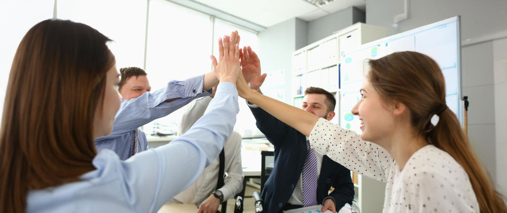 Equipo celebrando logros producto de una buena gestión