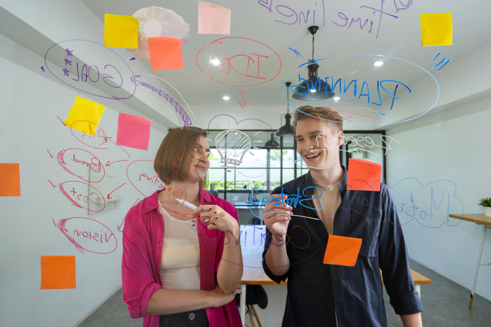 Equipo brainstorm en vidrio con post‑it definiendo  cuáles son las habilidades blandas