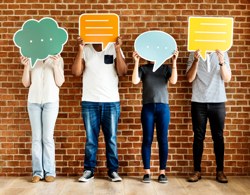 Personas con cuadros de diálogo para ilustrar estilos de comunicación