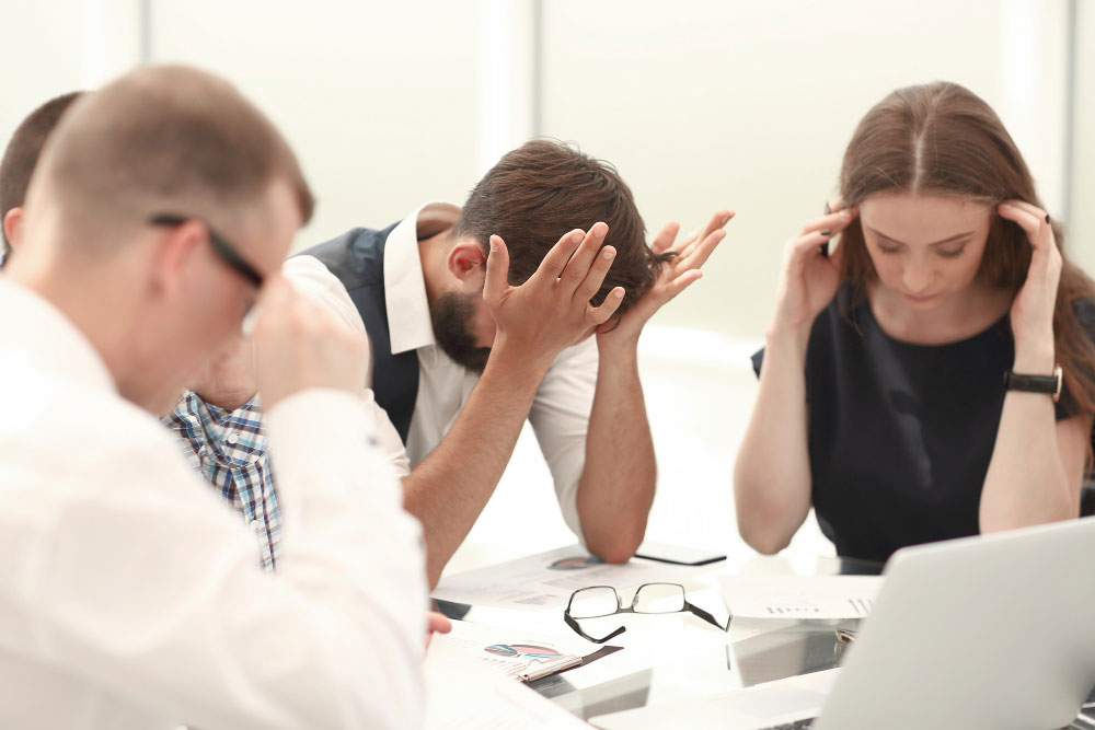 Colaboradores estresados por micromanagement y liderazgo negativo