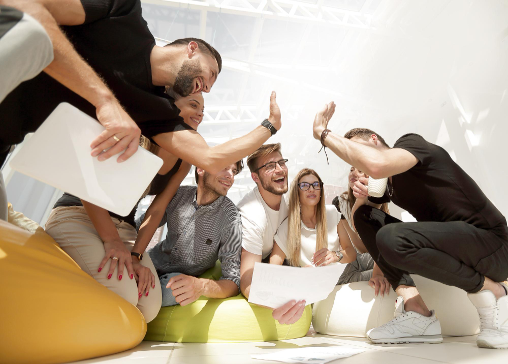 Colaboradores trabajando en equipo durante un evento corporativo de fin de año