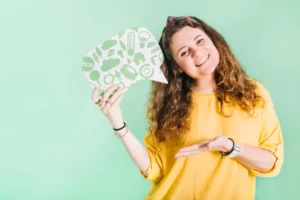 Inteligencia emocional Mujer sosteniendo una cerebro hecho de papel y sonriendo
