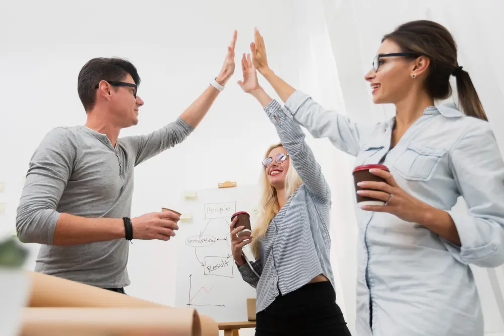 Competencia de equipos de trabajo Equipo juntando las manos en señal de victoria